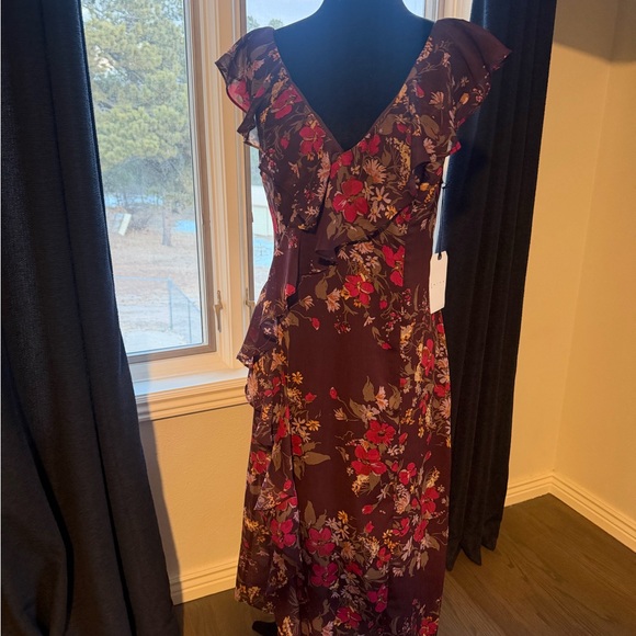 Leith Dresses & Skirts - Floral V-Neck Ruffle Dress (NWT)